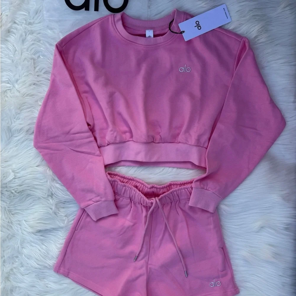 NWT 🩷ALO Yoga Accolades sweatshirt and shorts Set - Picture 2 of 5